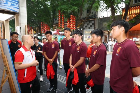 乌多吉在2022年8月从乌迪内斯加盟热刺，上赛季外租效力乌迪内斯。